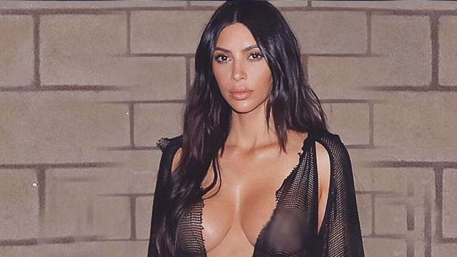 Kim Kardashian çıplak yemek yedi