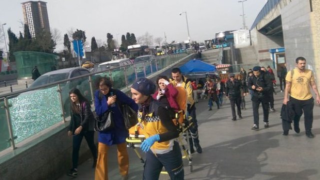 Mecidiyeköy'de metrobüs durakta bekleyen yolcuya çarptı