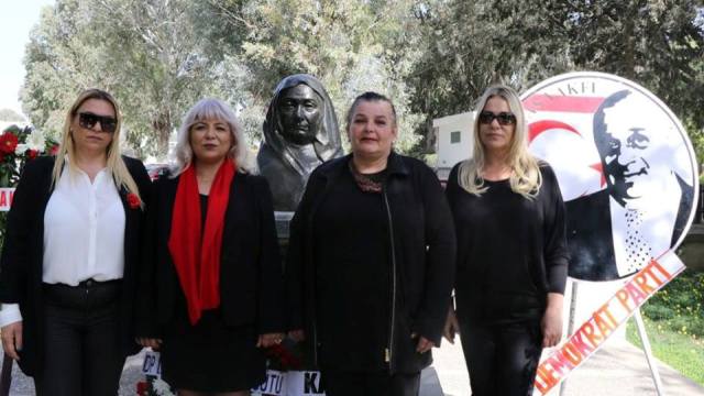 DP Kadın Örgütü, ‘8 Mart Dünya Kadınlar Günü’ dolayısıyla Atatürk Anıtı’na ve Zübeyde Hanım Büstüne çelenk sundu