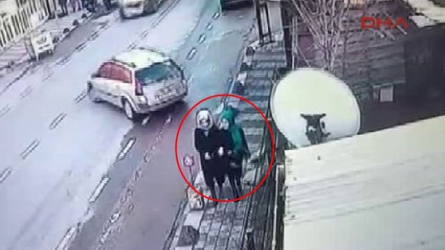 Sultanbeyli'de iki genç kız kıl payı ölümden döndü