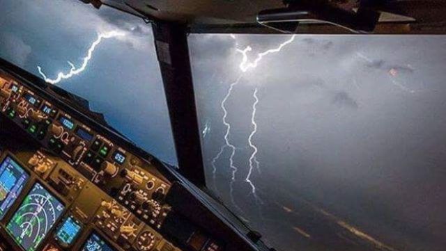 Pegasus uçağına yıldırım isabet etti