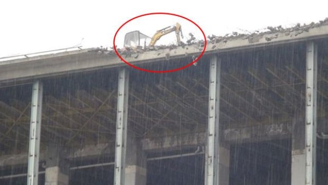 Taksim'de AKM'nin çatısında yıkım çalışmaları başladı