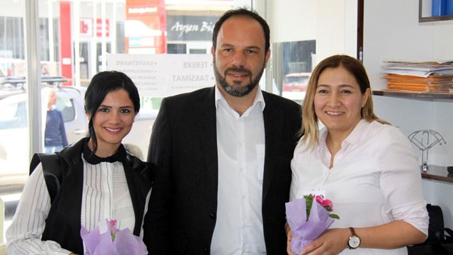 İskele Belediyesi kadınlara çiçek dağıttı