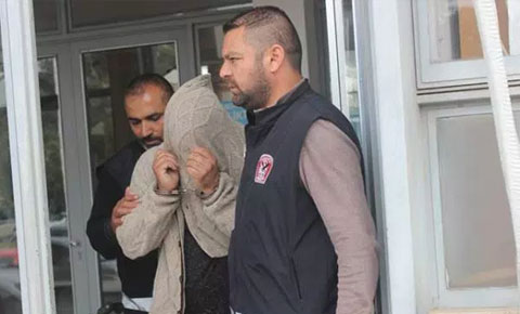 Elinde uyuşturucu poşetiyle yakalandı