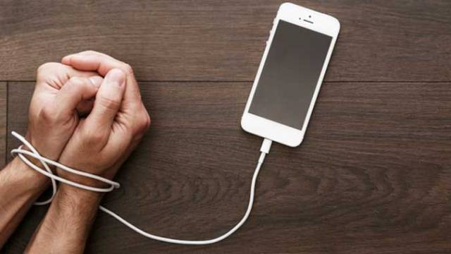 Cep telefonlarına bağımlı olduk