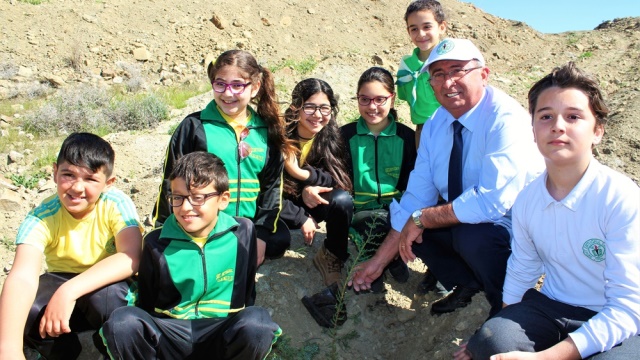 Eğitim Bakanı Özyiğit, Şht. Ertuğrul İlkokulu anı ormanı için fidan dikti