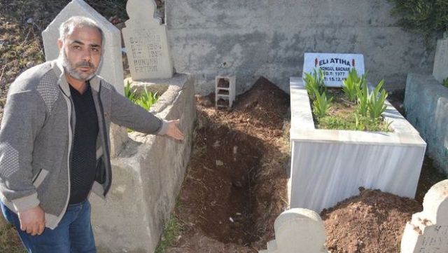 Adıyaman'da acılı aile bebeklerini mezarında bulamadı