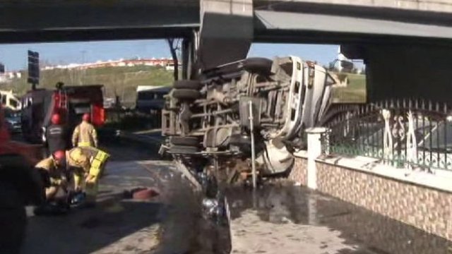 Esenler'de minibüs, araçların üzerine devrildi