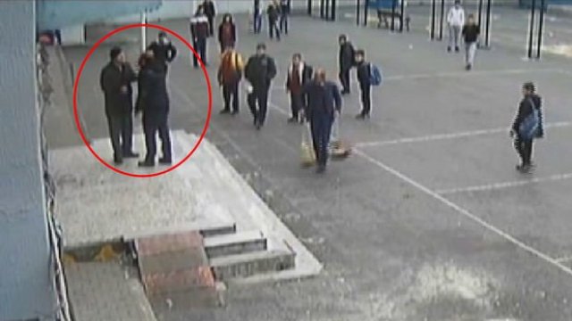 Sultangazi'de veliden öğretmene yumruklu saldırı