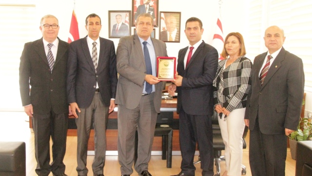 Dr. Fazıl Küçük Endüstri Meslek Lisesi Okul Yönetimi İsmail Arter’e plaket takdim etti