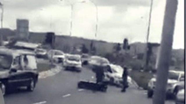 Baf’ta tabut cenaze aracından yol ortasına düştü