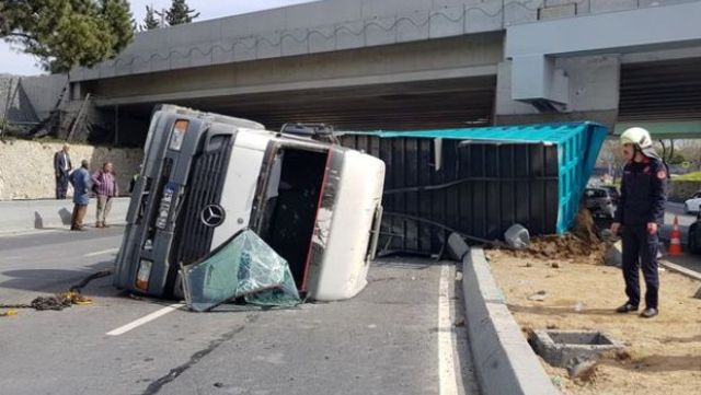 Yeşilköy'de TIR üst geçide çarptı