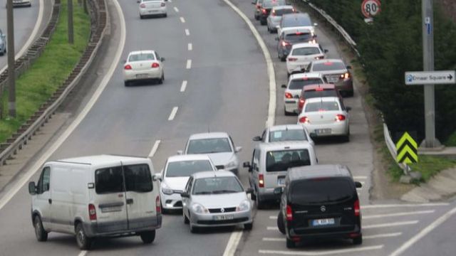 Ters giderek İstanbul trafiğini protesto eden sürücüler kazalar burun buruna geldiler