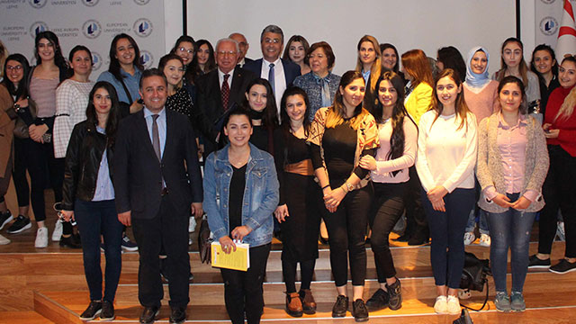 Öğretmen; güler yüzlü, sabırlı, esprili, özgüvenli, vizyon sahibi ve güvenilir olmalıdır