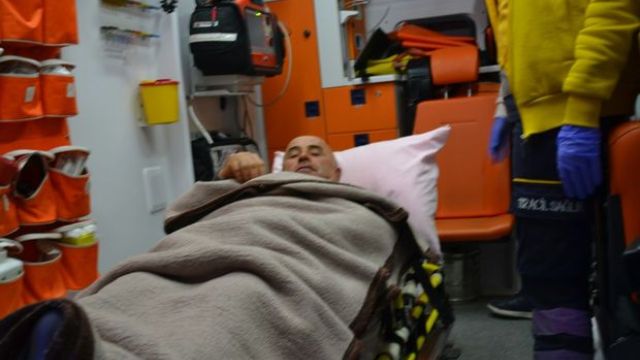 Motosiklet sürücüsü yayaya çarptı, sonra darp etti