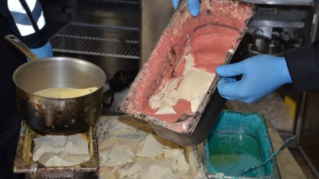 Eskişehir'de ruhsatsız üretim yapılan pastanede mide bulandıran görüntü