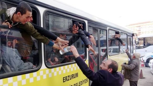 Ceplerindeki son parayla Afganlar'a su aldılar