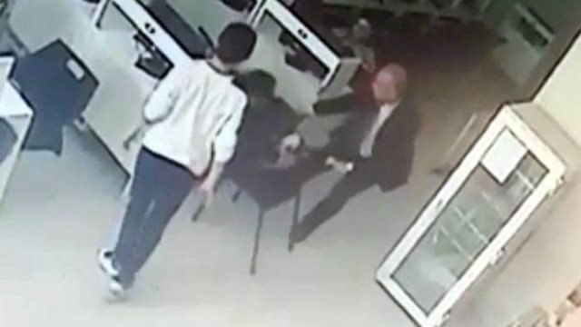 Okuldan kaçan oğlunu, internet kafede dövdü