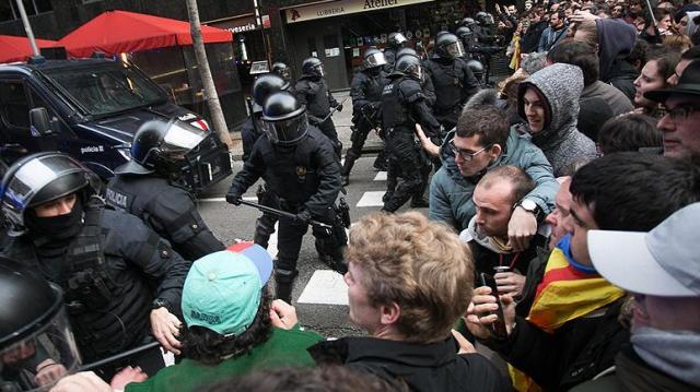 Katalonya'da göstericiler polisle çatıştı: 52 yaralı