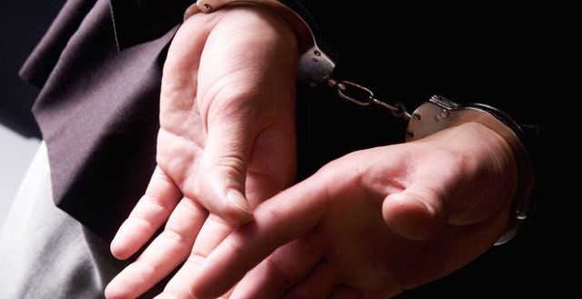 Bir Rum polis vaadle para aldığı gerekçesiyle tutuklandı