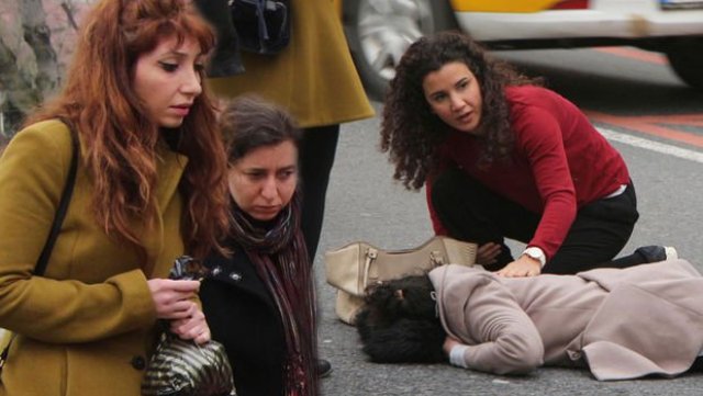 Beşiktaş'ta feci kaza sonrası yaralı kadının yardımına ilk yardım öğretmeni koştu