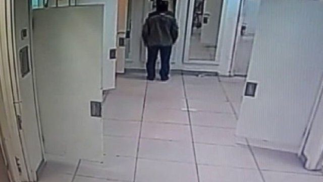 Bağcılar'da kendilerine aile süsü veren hırsızlar soyunma kabininden cüzdan çaldı