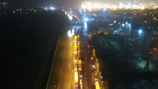 Ambarlı'da yüzlerce tır kuyruk oldu, ilçe sakinleri çileden çıktı!