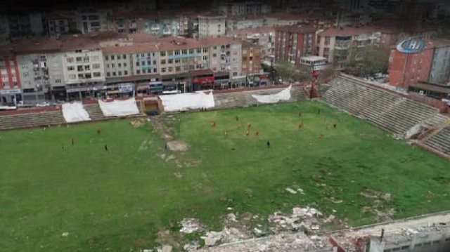 Kartal Stadyumu'nda moloz yığınları arasında tehlikeli antrenman