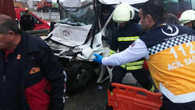 Konya'da minibüs, kırmızı ışıkta bekleyen TIR'a çarptı