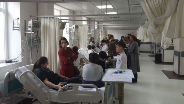 Trabzon'da snıfta sıkılan parfümden etkilenen öğretmen ve öğrenciler hastaneye kaldırıldı
