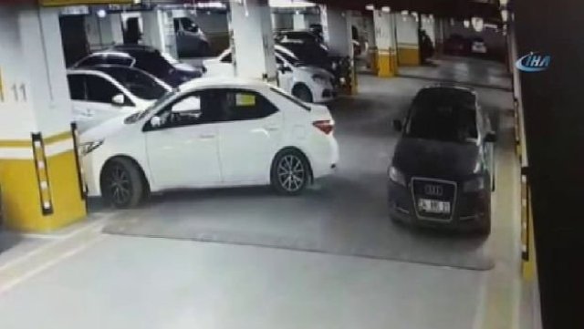 Yanlış park eden aracın şoförüne kızdı, silecekleri kırdı