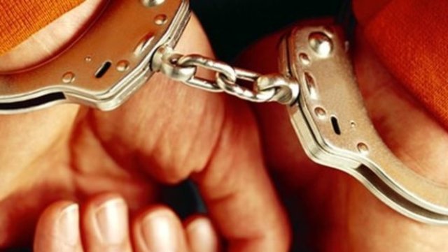 Eşinin yüzüne cam kase fırlattı