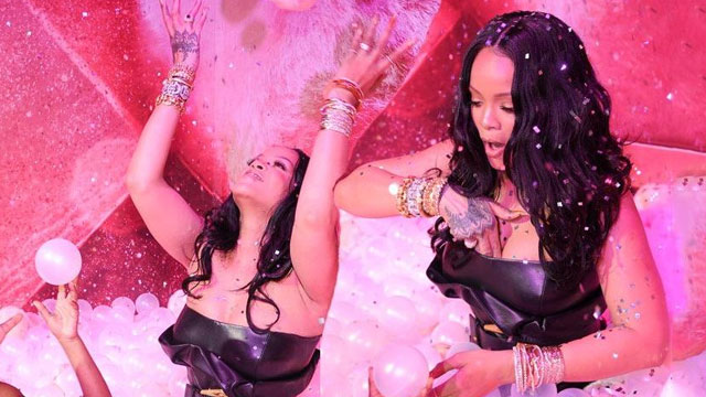 Rihanna mini elbisesiyle top havuzuna girdi