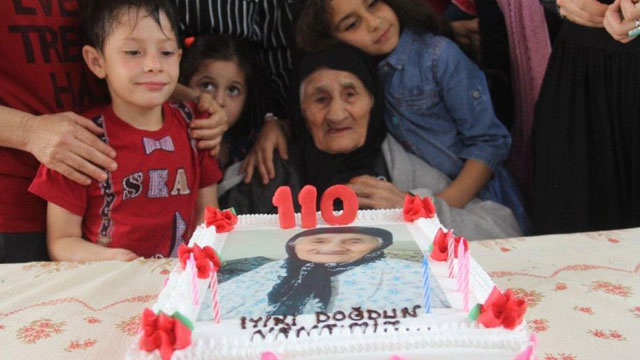 110 yaşındaki Münevver nineye doğum günü sürprizi