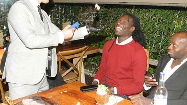 Bafétimbi Gomis ve arkadaşları 8 kilo et yedi