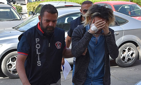 Şüpheli hareketleri ele verdi