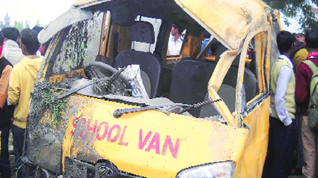 Hindistan'da tren okul servisine çarptı.. 13 çocuk öldü