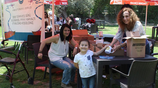 Kıbrıs Türk MS Derneği yararına bardak satışı yapılıyor