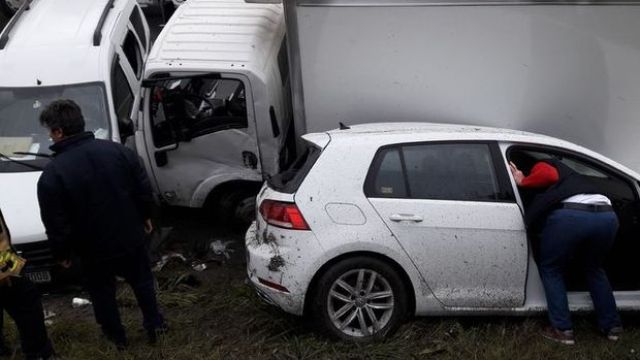 TEM'de tutanak tutan sürücülerin arasına otomobil daldı