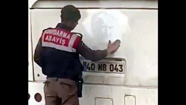 Atatürk'ün silüetini temizleyen asker sosyal medyanın gündeminde