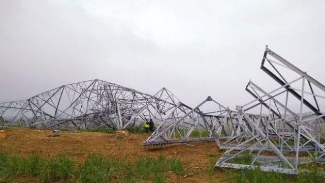 Yüksek gerilim hattı işçilerin üzerine devrildi