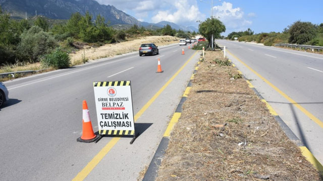 Batı çevre yolu Girne Belediyesi tarafından temizleniyor