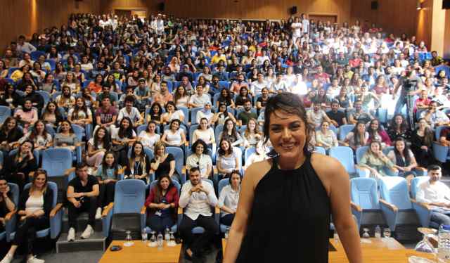 LAÜ’de Ezgi Mola hayranları ile  biraraya geldi