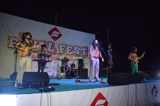 Retrobüs Konseri Şölene dönüştü