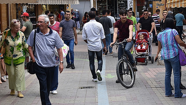 Lokmacı turistlerle şenlendi