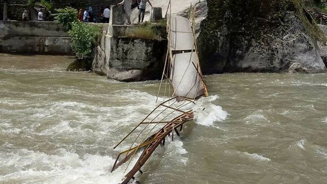 Keşmir'de köprü çöktü: 5 ölü