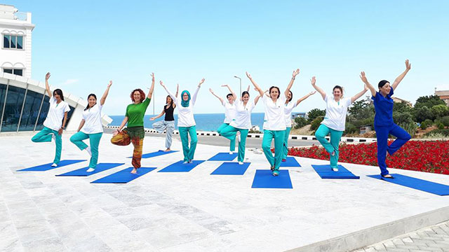Dr. Suat Günsel Girne Üniversitesi Hastanesi Yoga Eğitmeni Özlem Var: “Azıcık” bile “hiç yoktan” iyidir!
