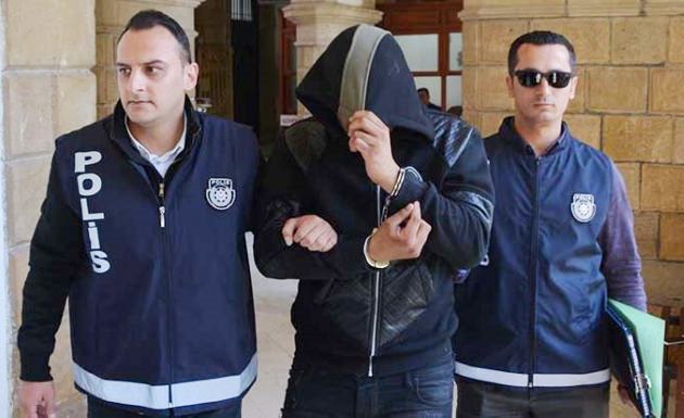 Utandı! yüzünü sakladı