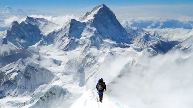 Everest'e tırmanan 2 dağcı öldü