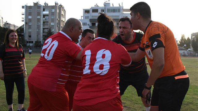 Özel gereksinimli gençler “Engelsiz Futbol Maçı” ve “Uçurtma Şöleni”nde eğlendi